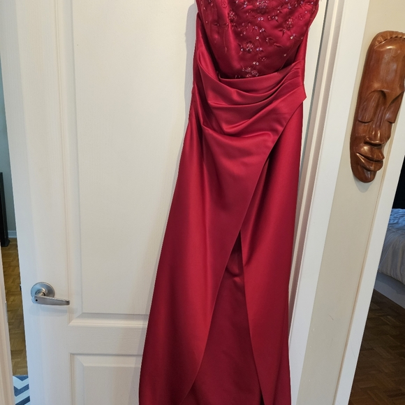 Prom, bridesmaid or evening gown. - Picture 4 of 7